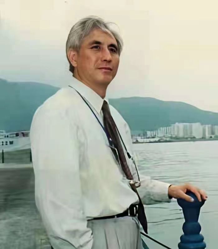 王希哲生活照